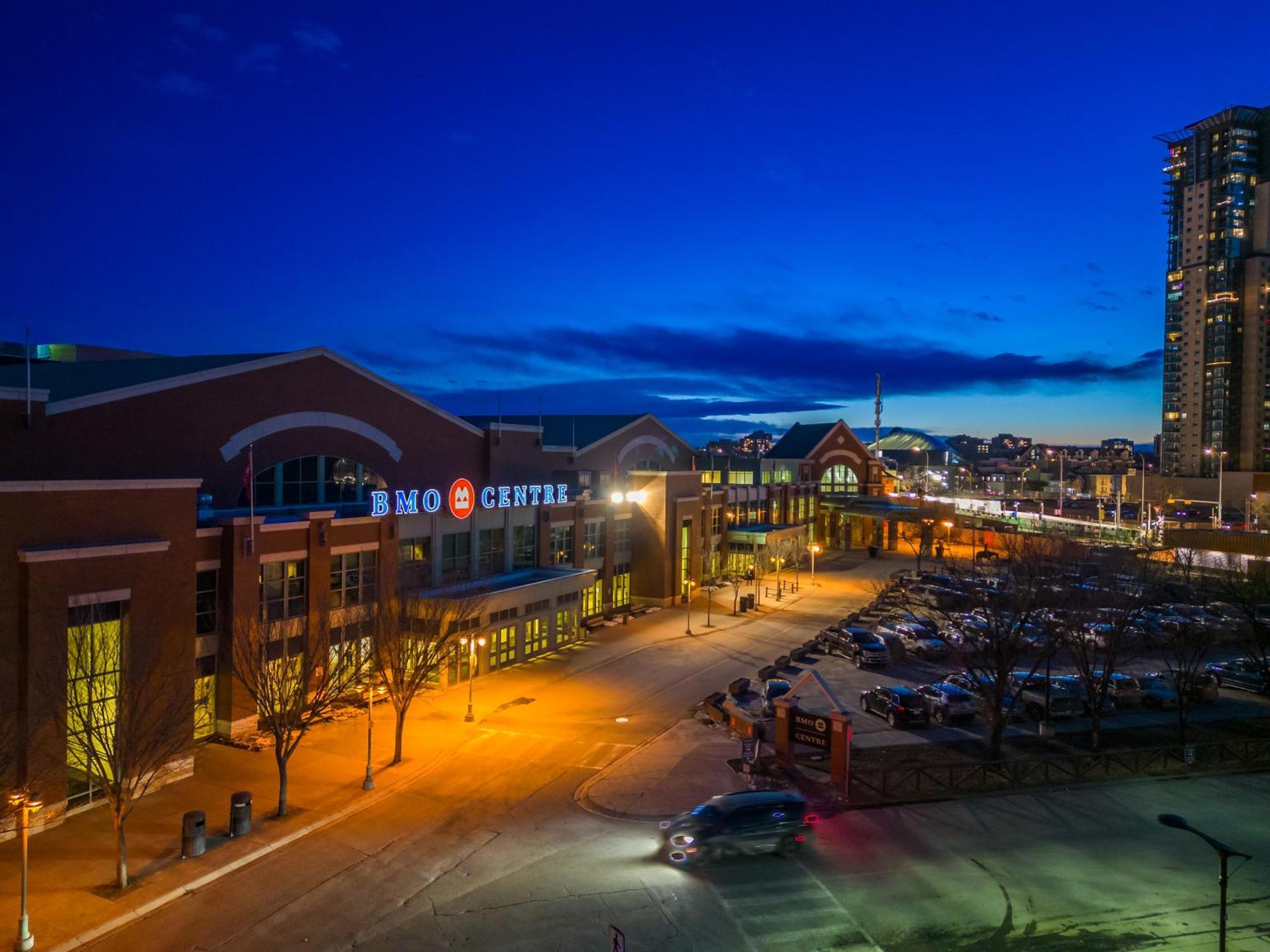 Unbeatable Downtown Experience- Walk To Bars, Casino, Stampede & Saddledome Plus Bonus Banff Pass, Parking & Wine! YYC Exterior foto