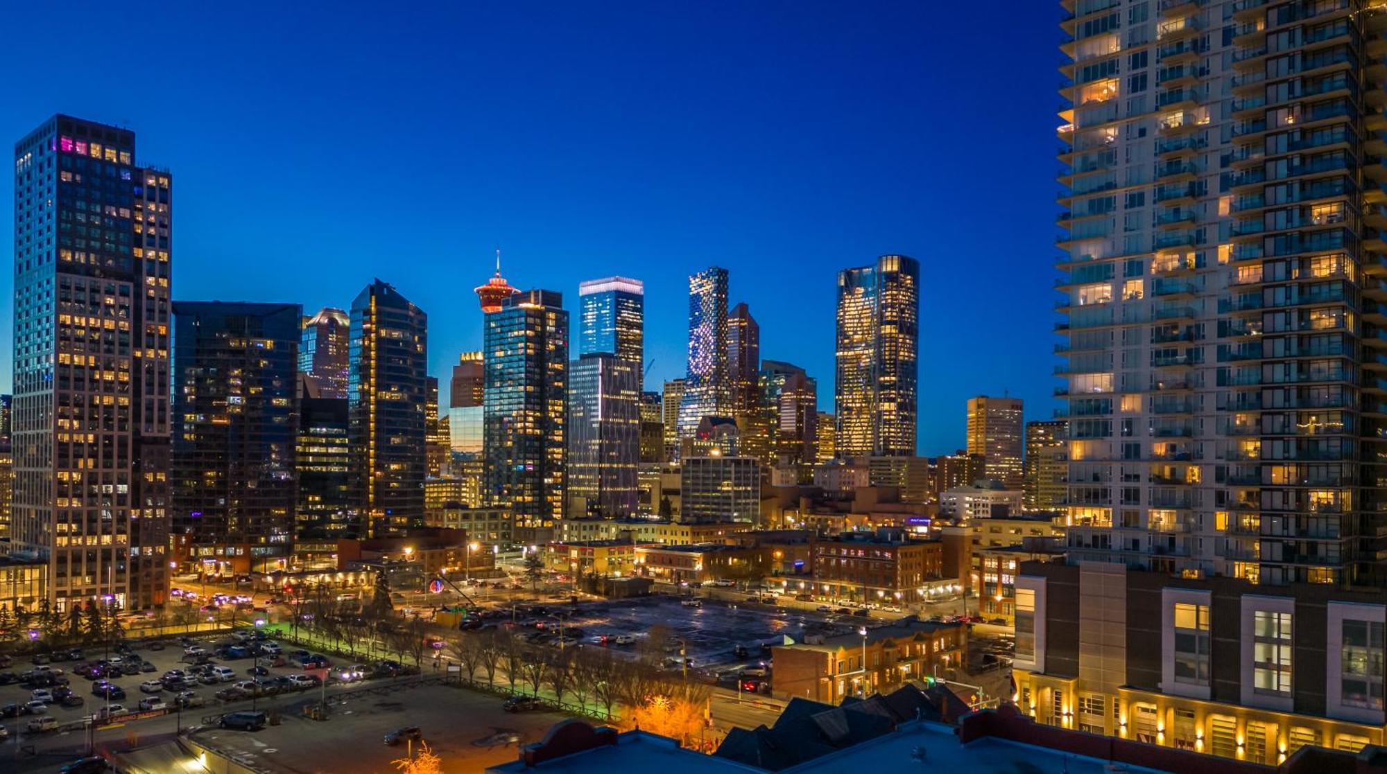Unbeatable Downtown Experience- Walk To Bars, Casino, Stampede & Saddledome Plus Bonus Banff Pass, Parking & Wine! YYC Exterior foto