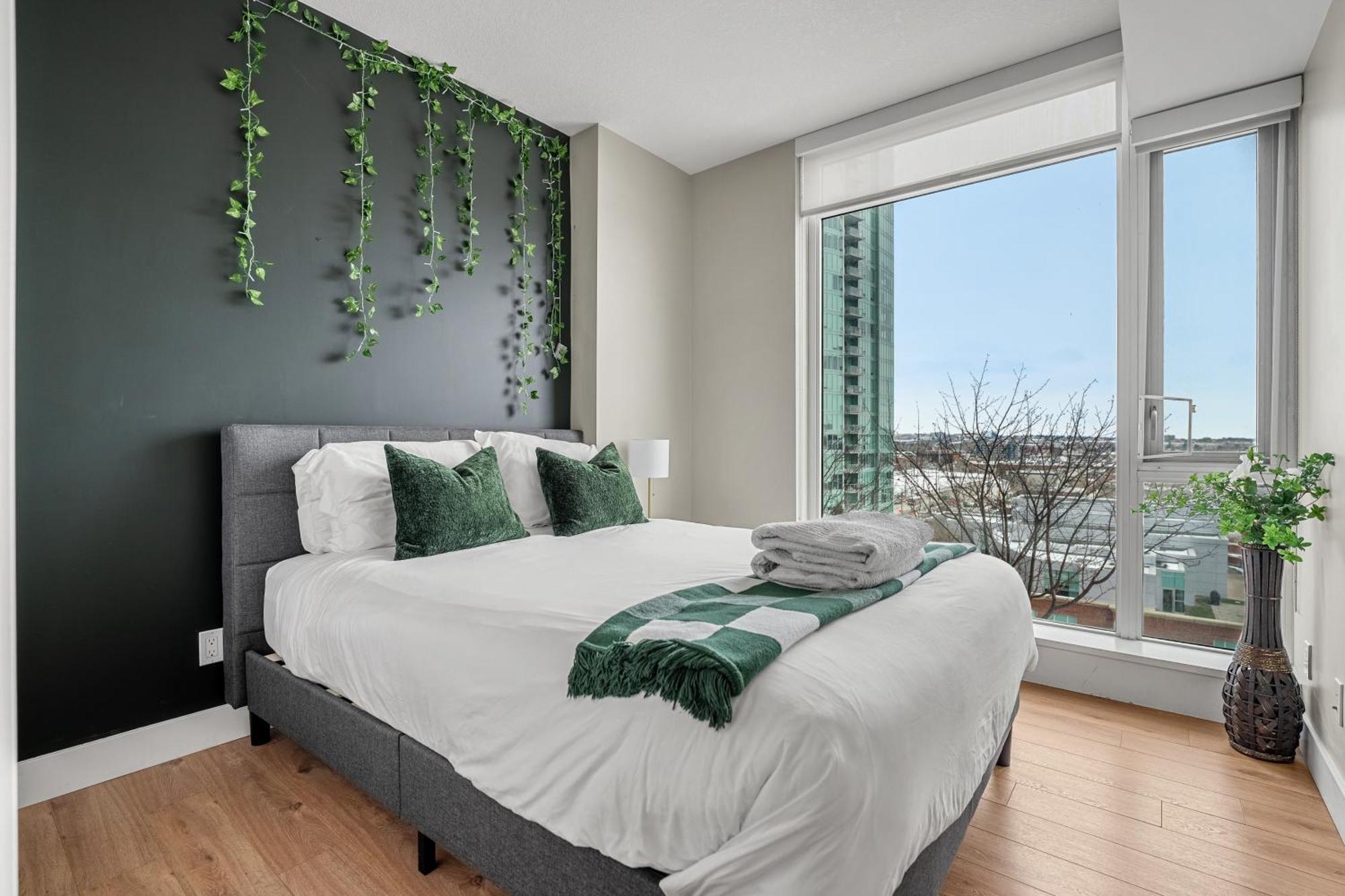 Unbeatable Downtown Experience- Walk To Bars, Casino, Stampede & Saddledome Plus Bonus Banff Pass, Parking & Wine! YYC Exterior foto
