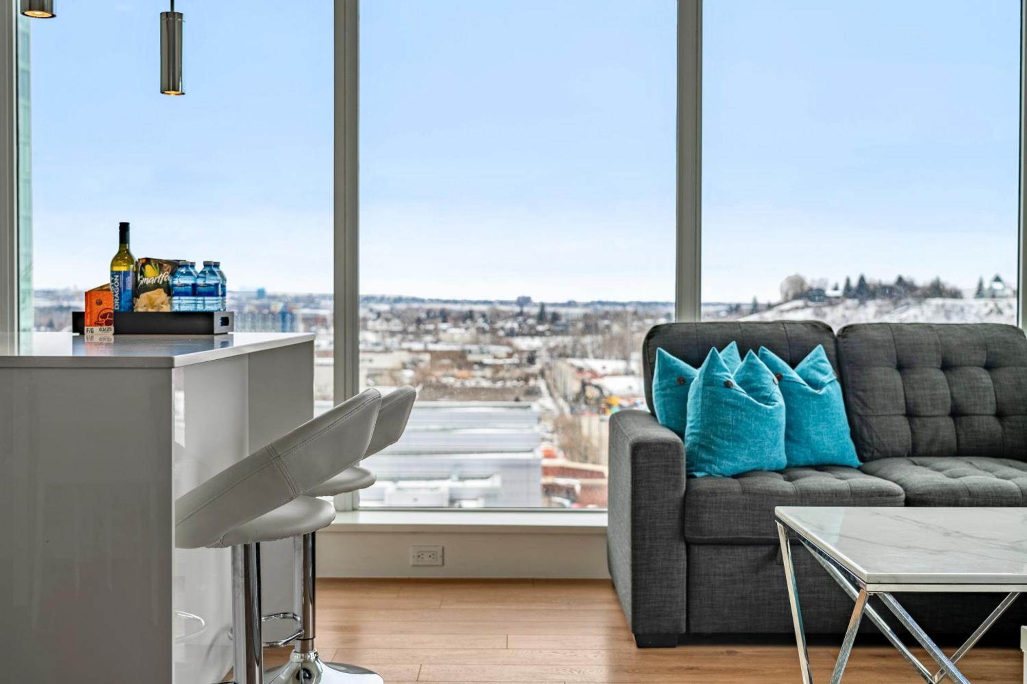 Unbeatable Downtown Experience- Walk To Bars, Casino, Stampede & Saddledome Plus Bonus Banff Pass, Parking & Wine! YYC Exterior foto